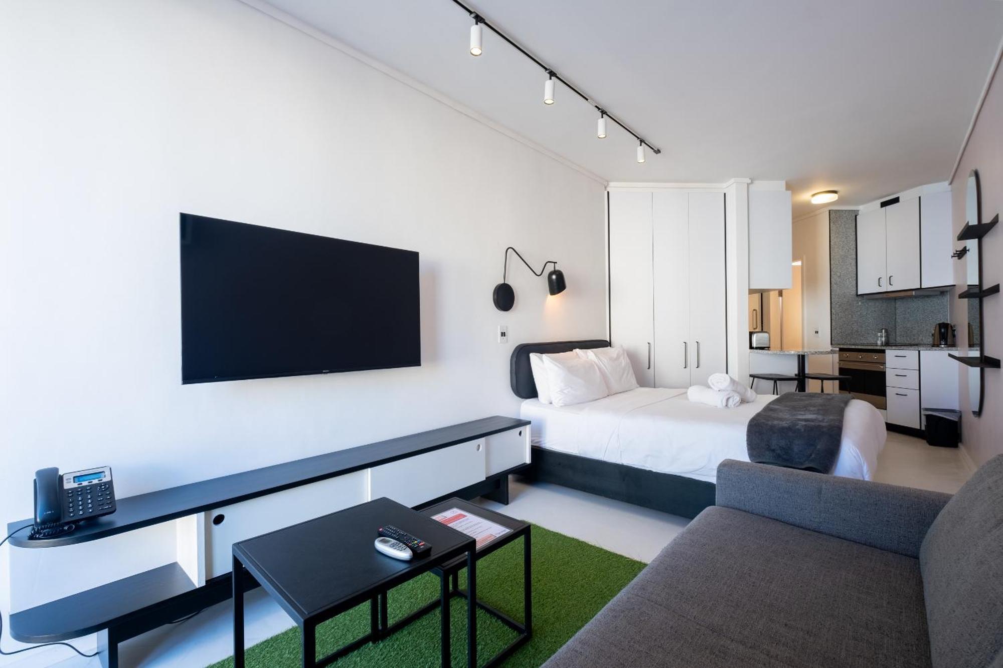 The Flamingo 808 - Top Floor Sea Point Studio - Mountain Views With Daily Housekeeping Apartment Cape Town