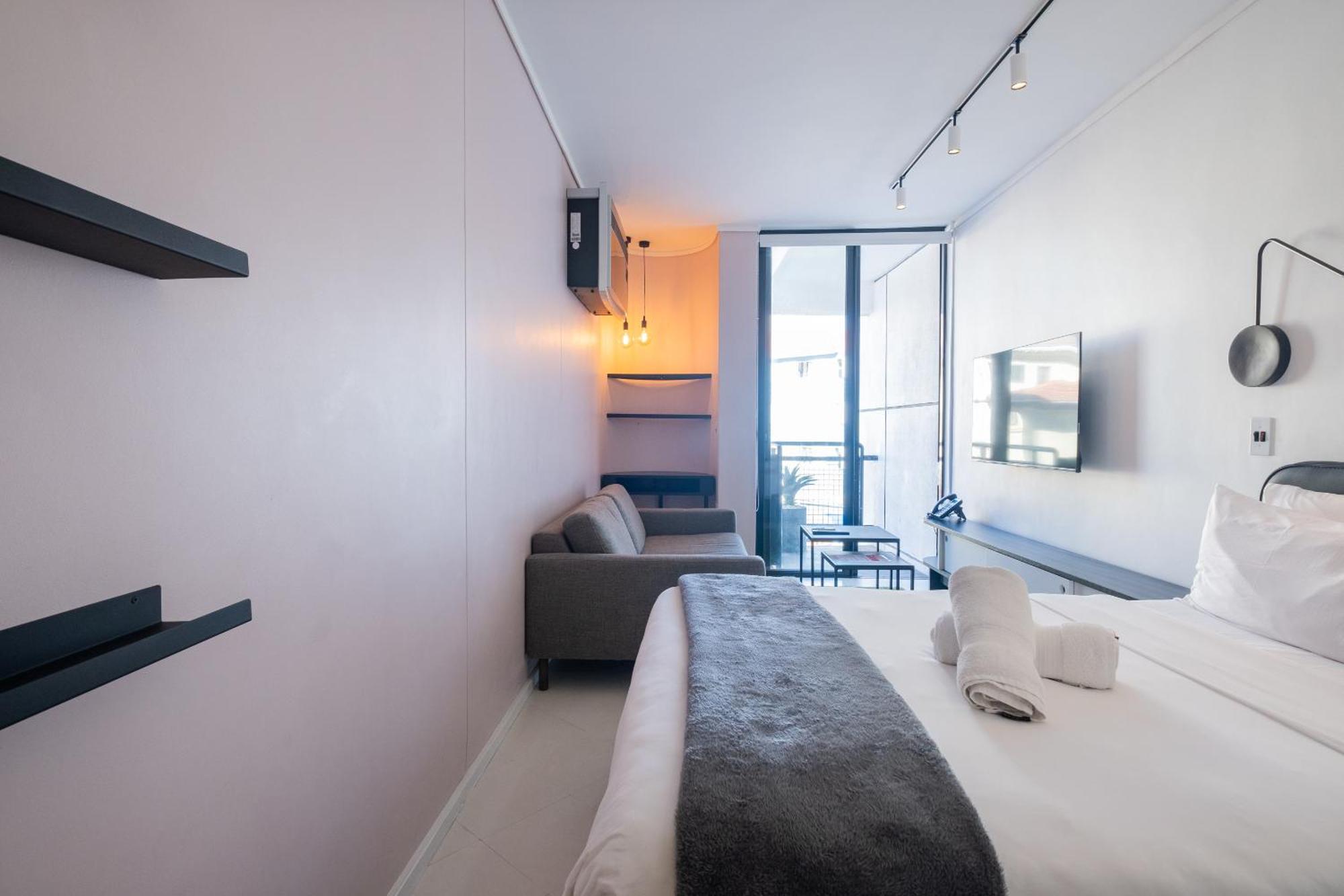 The Flamingo 808 - Top Floor Sea Point Studio - Mountain Views With Daily Housekeeping