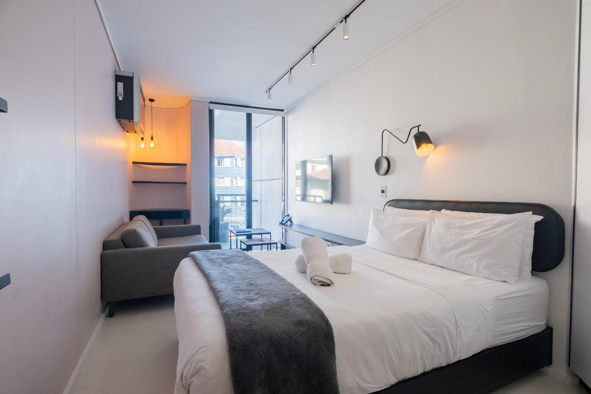 The Flamingo 808 - Top Floor Sea Point Studio - Mountain Views With Daily Housekeeping Apartment Cape Town
