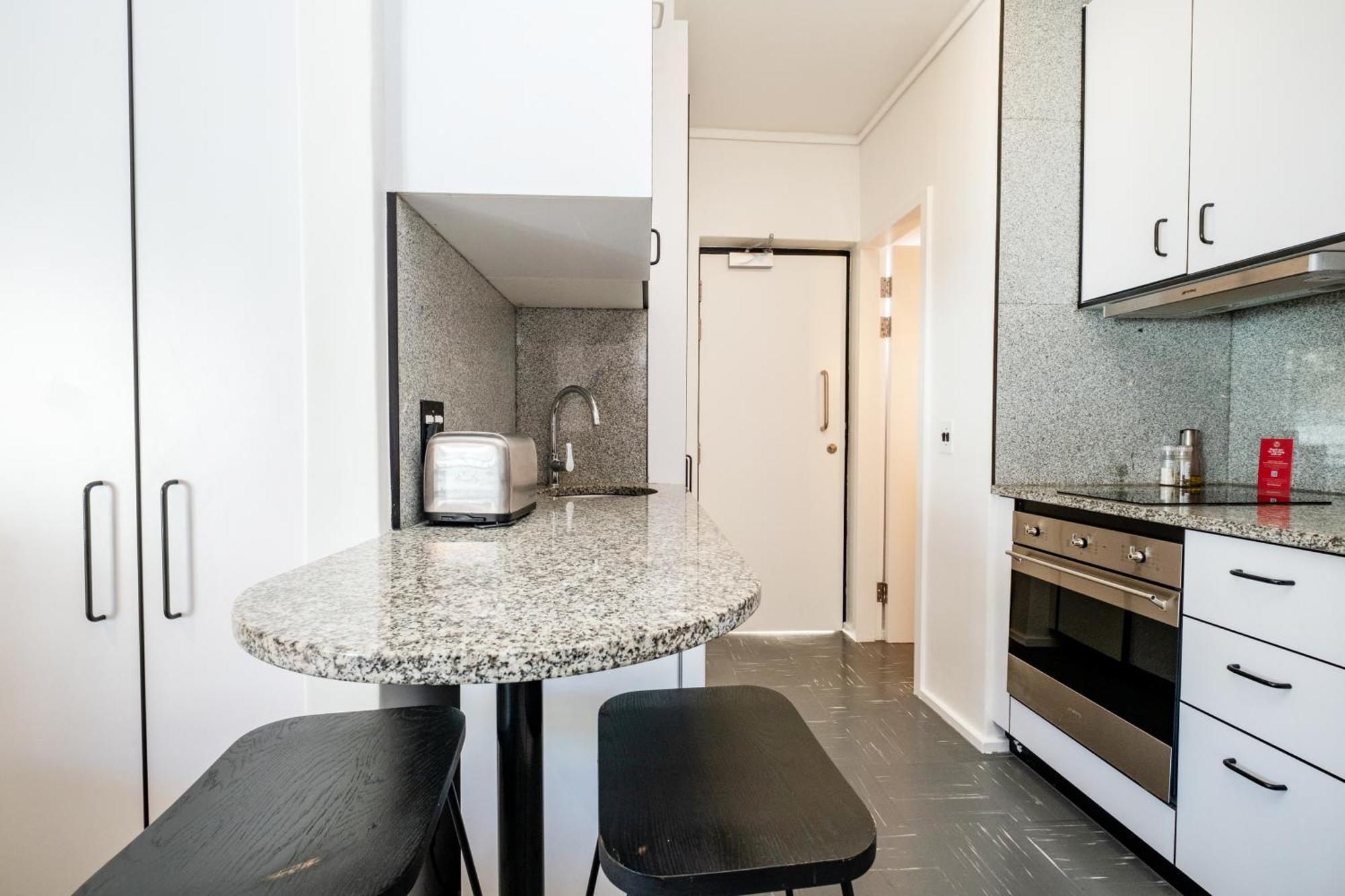 The Flamingo 808 - Top Floor Sea Point Studio - Mountain Views With Daily Housekeeping *