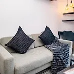The Flamingo 808 - Top Floor Sea Point Studio - Mountain Views With Daily Housekeeping