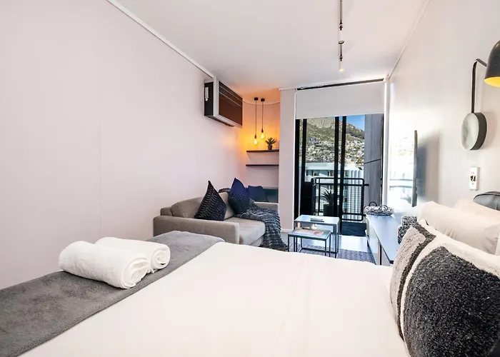 The Flamingo 808 - Top Floor Sea Point Studio - Mountain Views With Daily Housekeeping