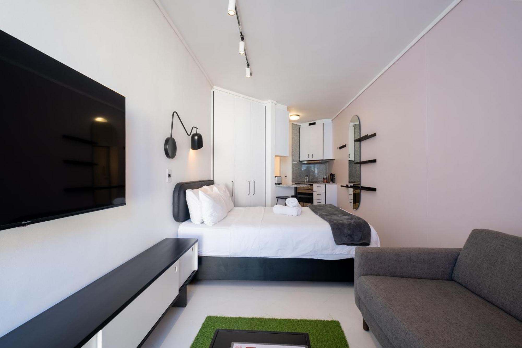 The Flamingo 808 - Top Floor Sea Point Studio - Mountain Views With Daily Housekeeping * Le Cap