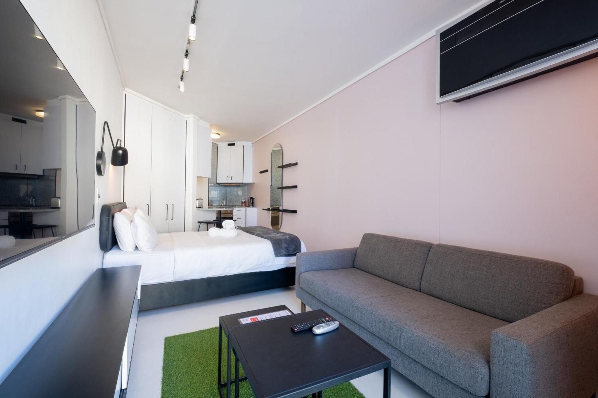The Flamingo 808 - Top Floor Sea Point Studio - Mountain Views With Daily Housekeeping Le Cap