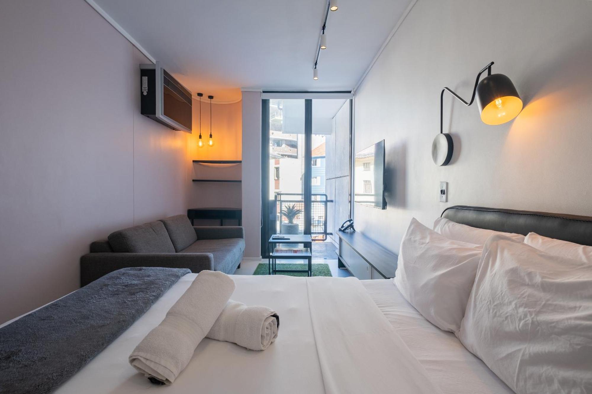 The Flamingo 808 - Top Floor Sea Point Studio - Mountain Views With Daily Housekeeping *
