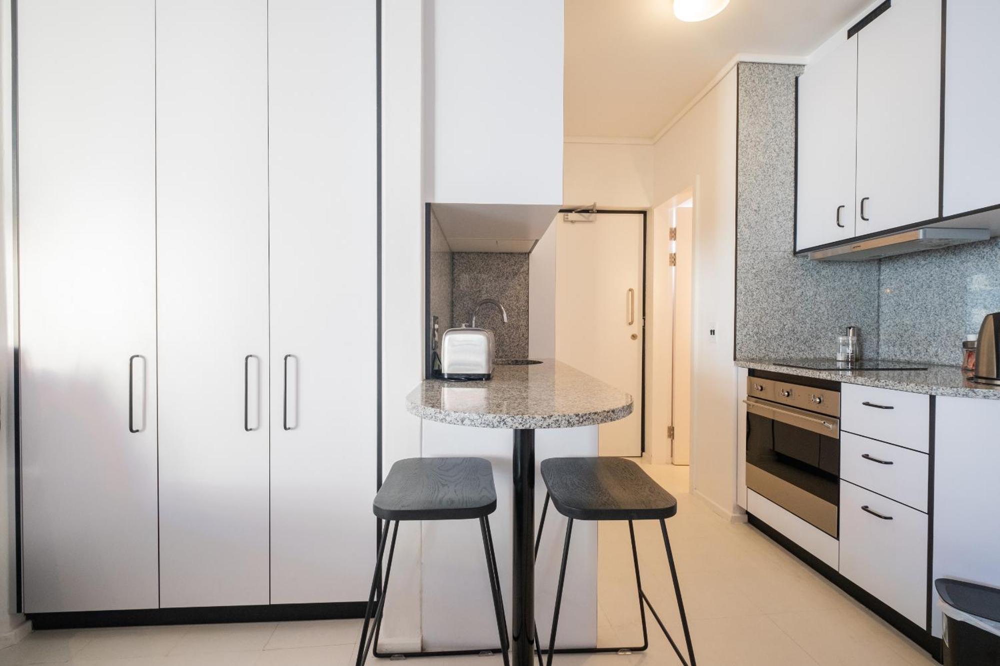The Flamingo 808 - Top Floor Sea Point Studio - Mountain Views With Daily Housekeeping Le Cap