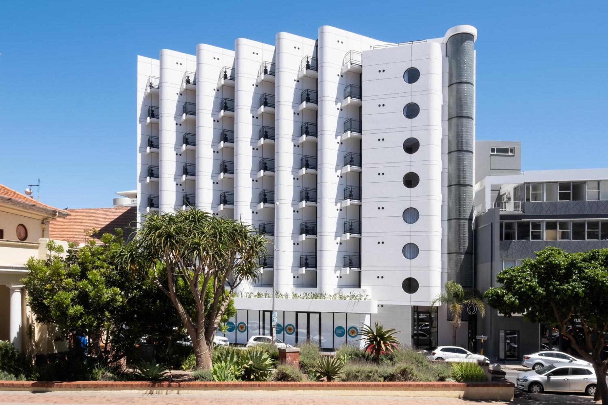 The Flamingo 808 - Top Floor Sea Point Studio - Mountain Views With Daily Housekeeping