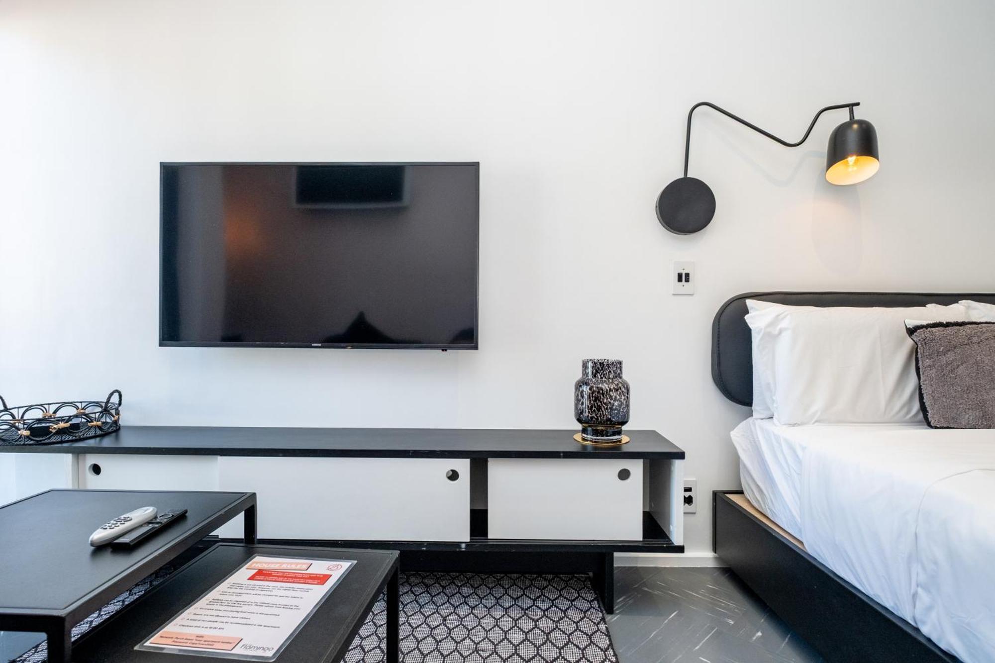 The Flamingo 808 - Top Floor Sea Point Studio - Mountain Views With Daily Housekeeping Appartement