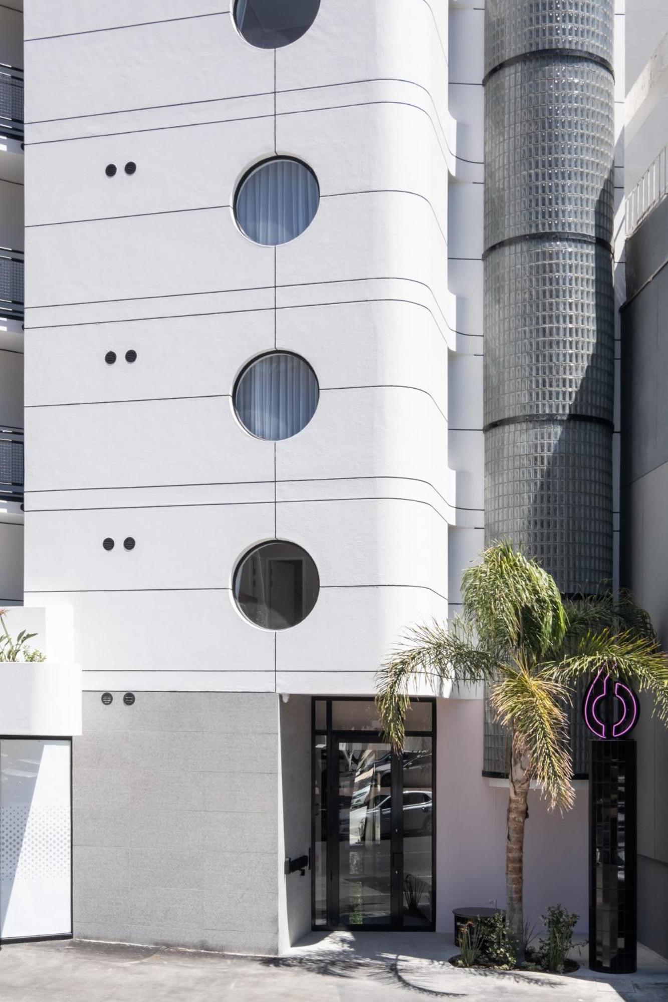 The Flamingo 808 - Top Floor Sea Point Studio - Mountain Views With Daily Housekeeping Le Cap