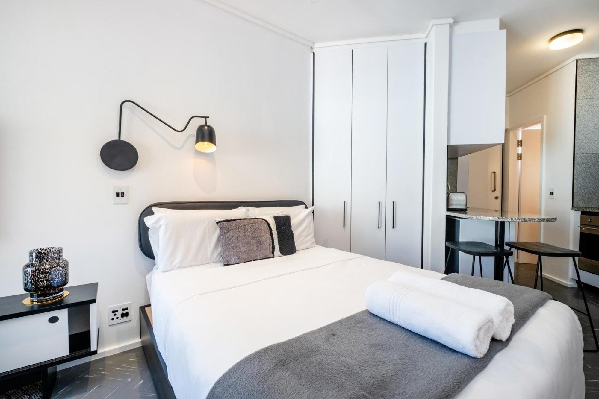 The Flamingo 808 - Top Floor Sea Point Studio - Mountain Views With Daily Housekeeping * Le Cap