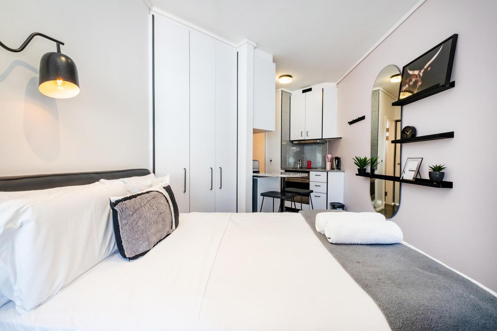 The Flamingo 808 - Top Floor Sea Point Studio - Mountain Views With Daily Housekeeping Appartement