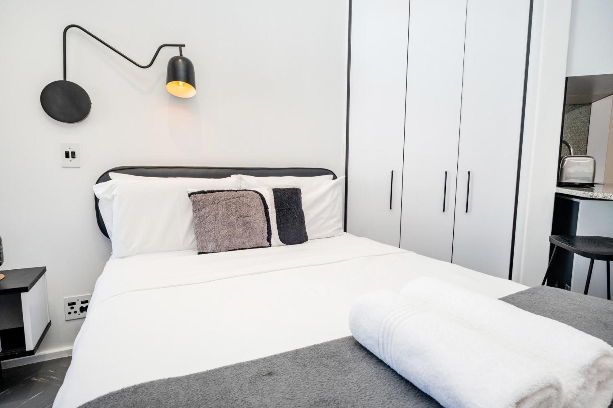 The Flamingo 808 - Top Floor Sea Point Studio - Mountain Views With Daily Housekeeping *