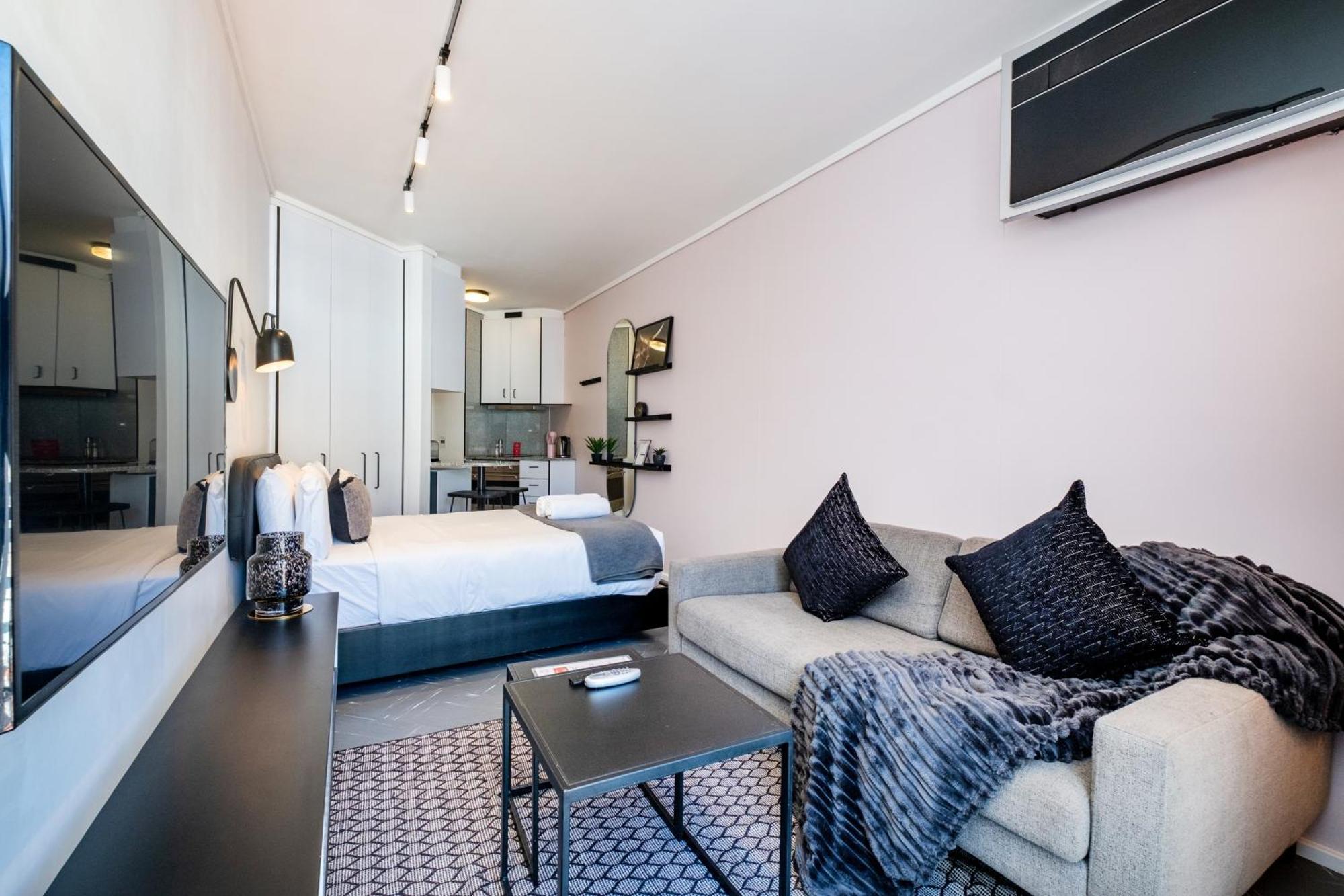 The Flamingo 808 - Top Floor Sea Point Studio - Mountain Views With Daily Housekeeping * Le Cap