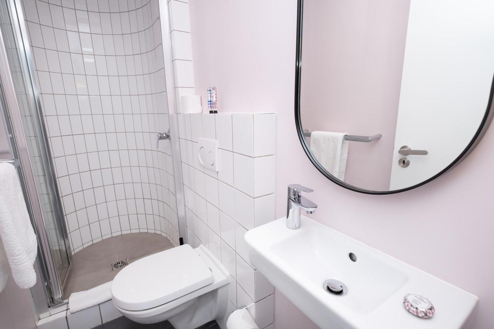 The Flamingo 808 - Top Floor Sea Point Studio - Mountain Views With Daily Housekeeping