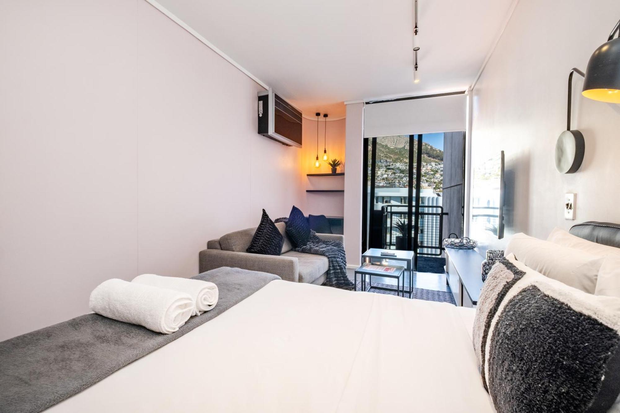 The Flamingo 808 - Top Floor Sea Point Studio - Mountain Views With Daily Housekeeping Appartement