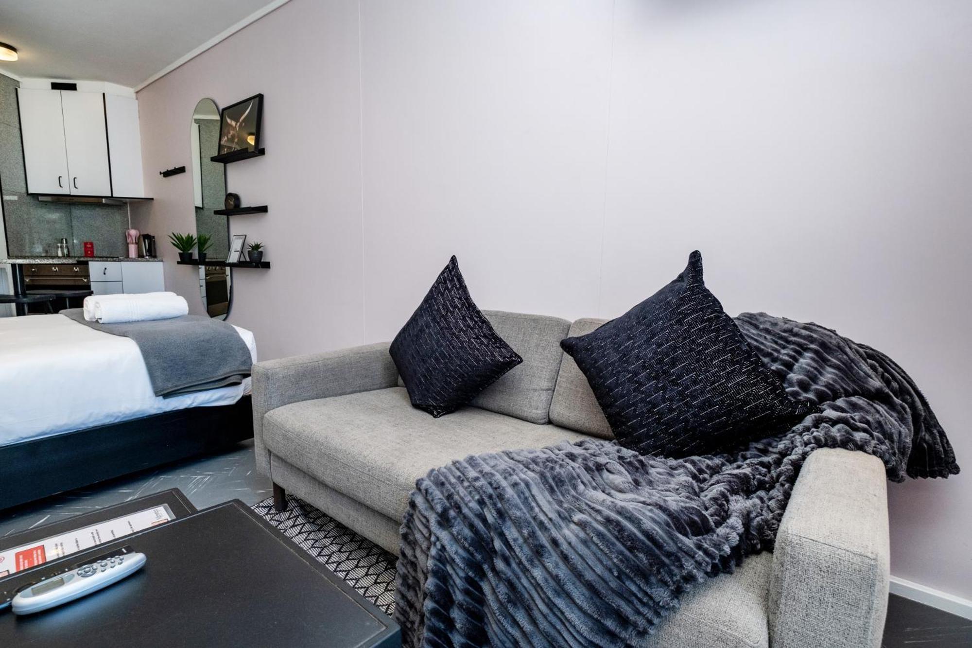 The Flamingo 808 - Top Floor Sea Point Studio - Mountain Views With Daily Housekeeping *