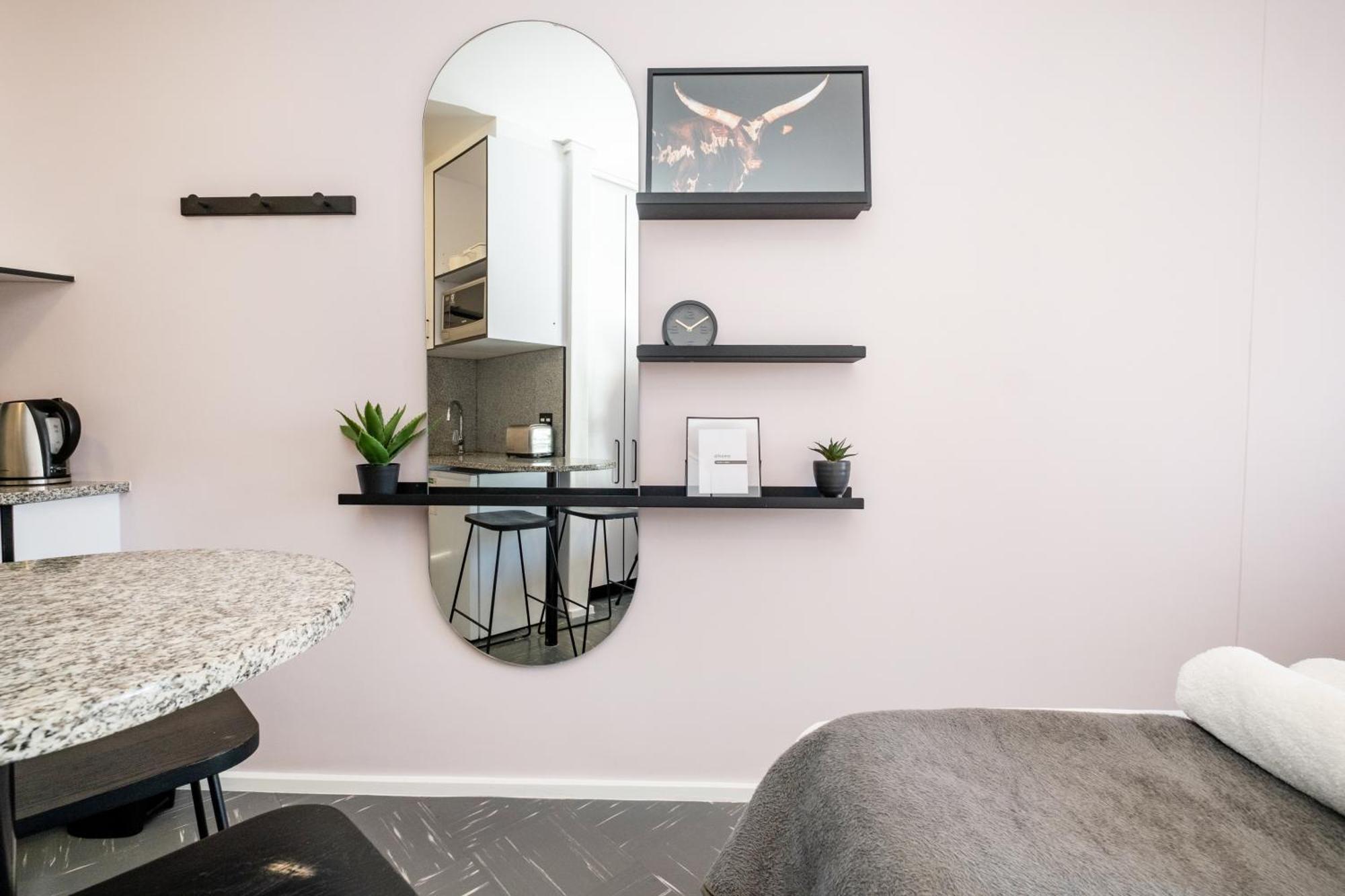 The Flamingo 808 - Top Floor Sea Point Studio - Mountain Views With Daily Housekeeping Appartement