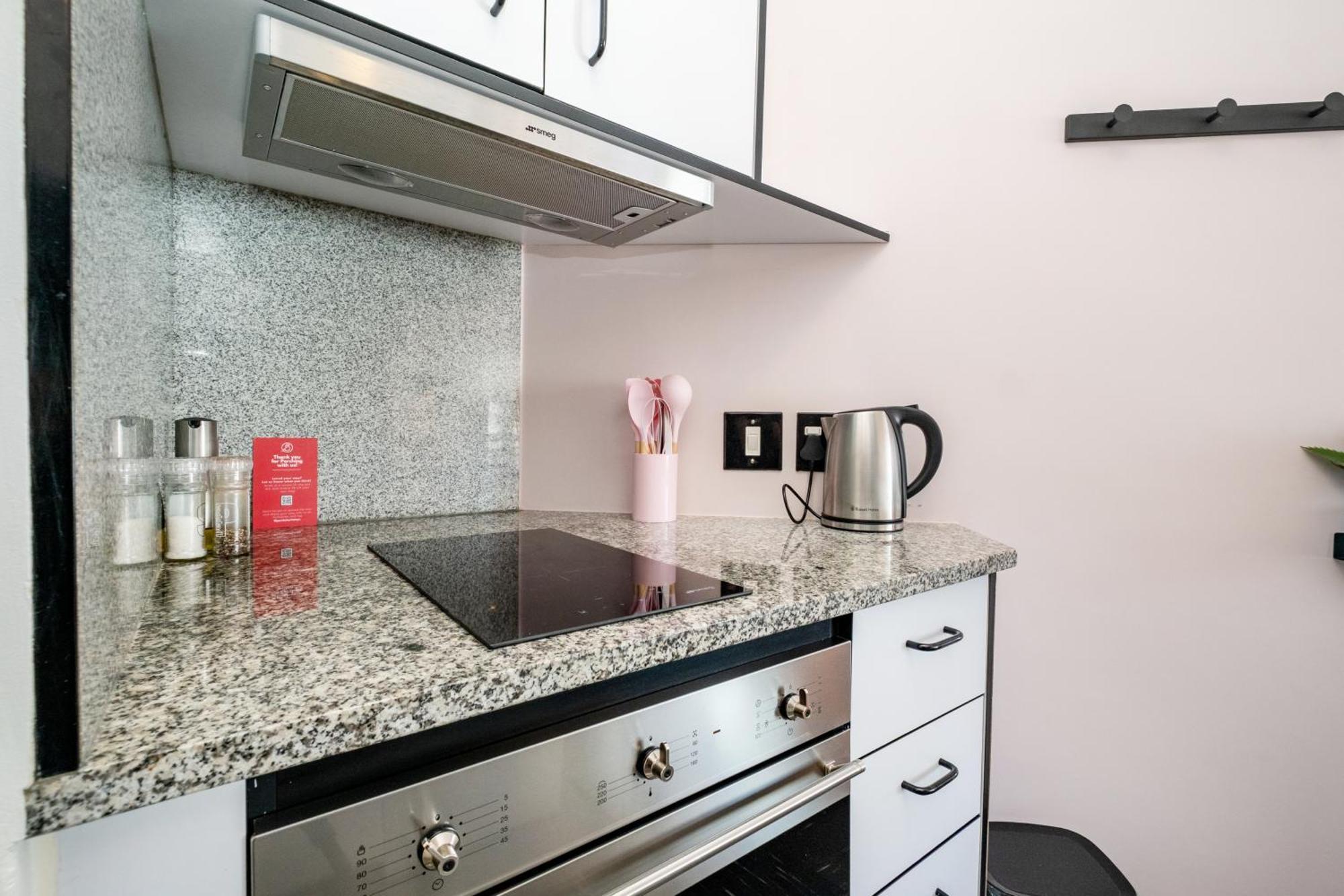 The Flamingo 808 - Top Floor Sea Point Studio - Mountain Views With Daily Housekeeping Appartement Le Cap