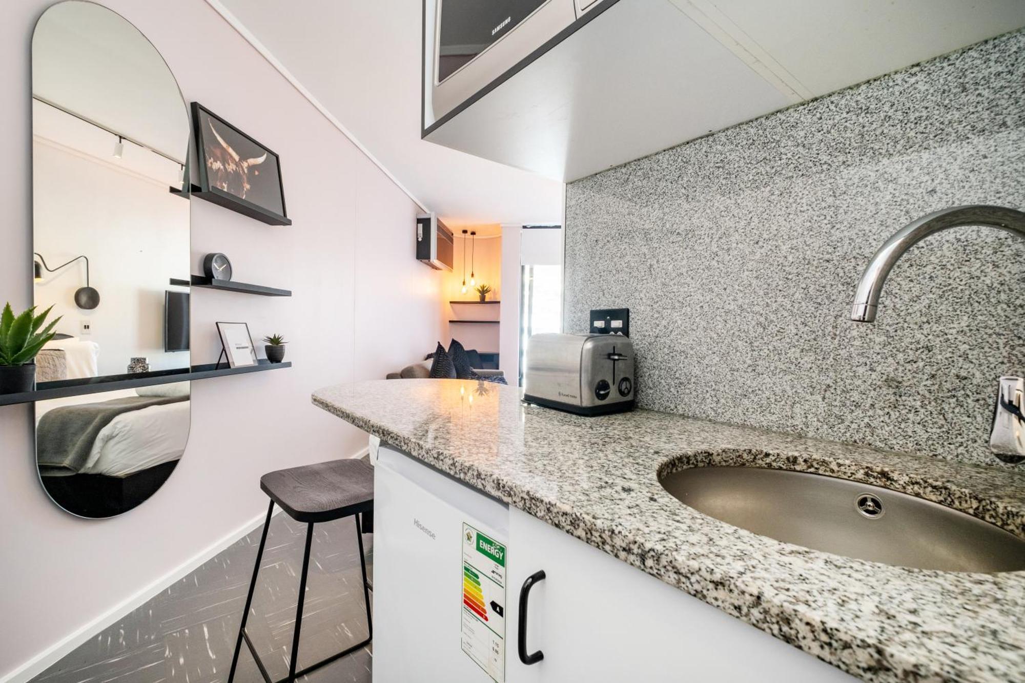 The Flamingo 808 - Top Floor Sea Point Studio - Mountain Views With Daily Housekeeping Le Cap