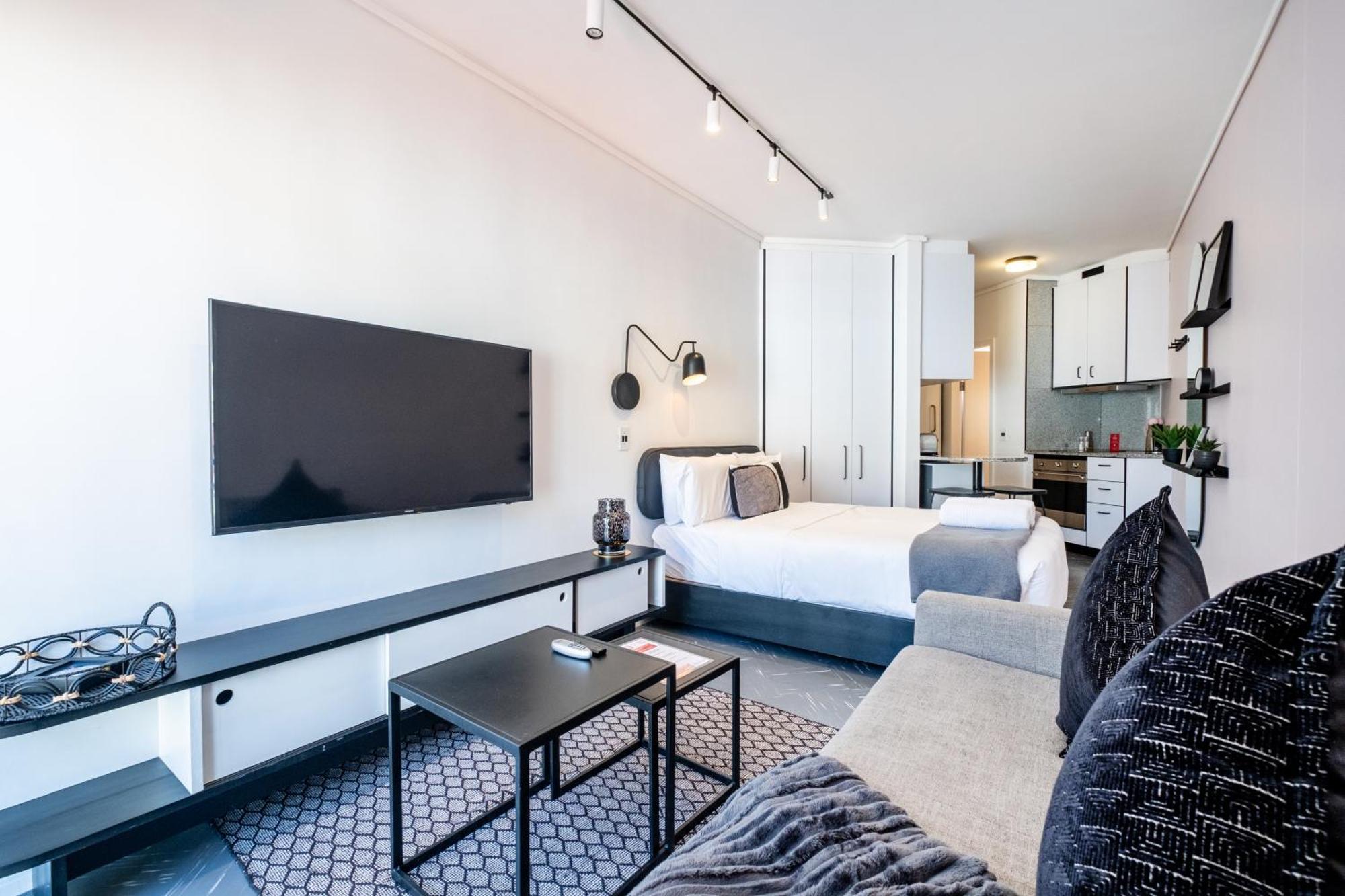 The Flamingo 808 - Top Floor Sea Point Studio - Mountain Views With Daily Housekeeping