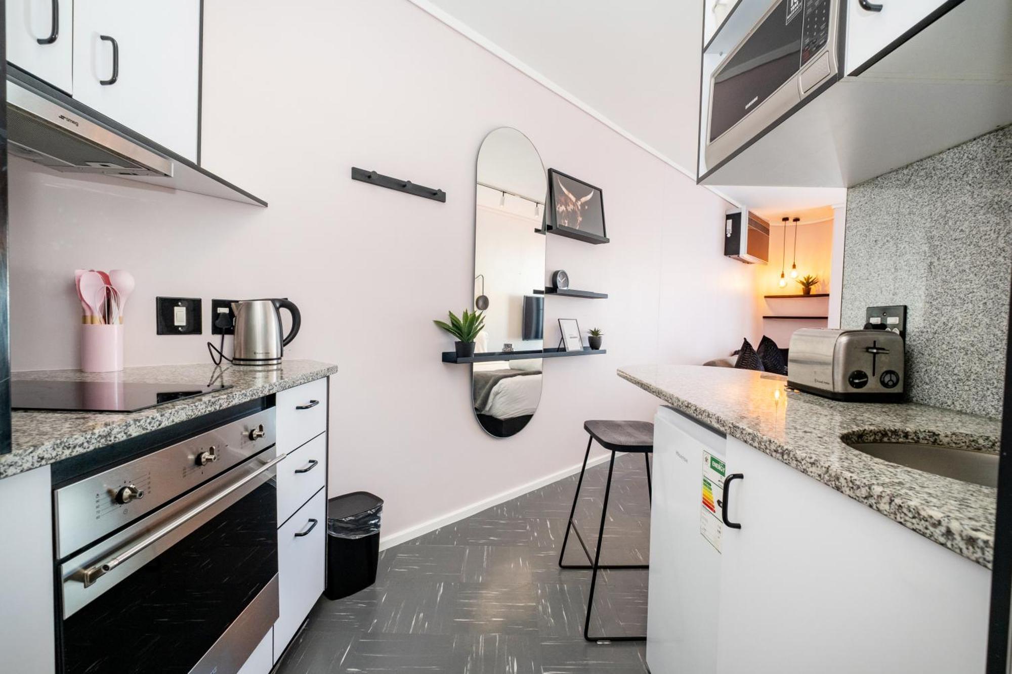The Flamingo 808 - Top Floor Sea Point Studio - Mountain Views With Daily Housekeeping Le Cap